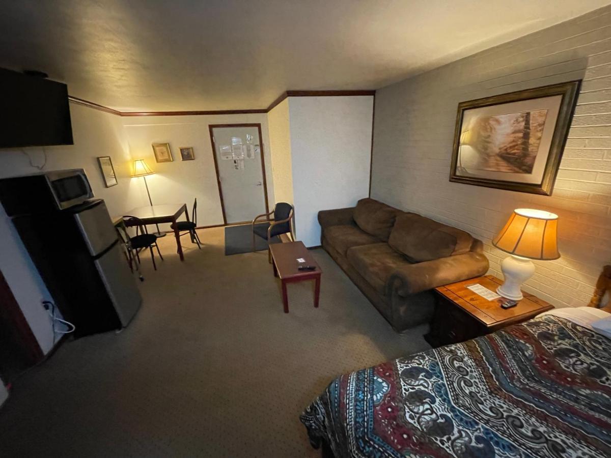 Highland Court Motel Fairmont Bagian luar foto
