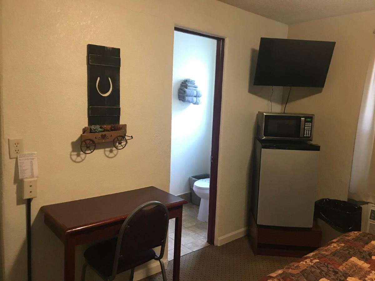 Highland Court Motel Fairmont Bagian luar foto
