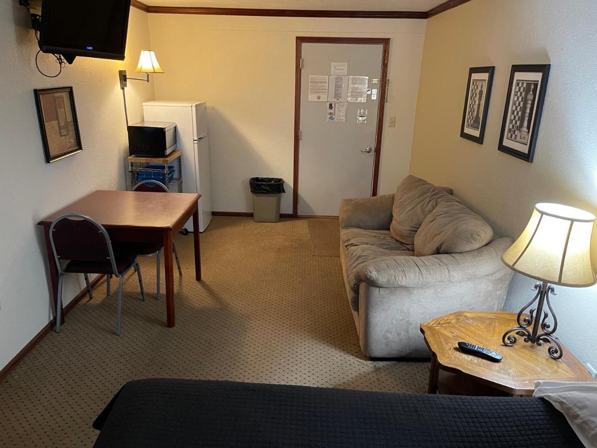 Highland Court Motel Fairmont Bagian luar foto