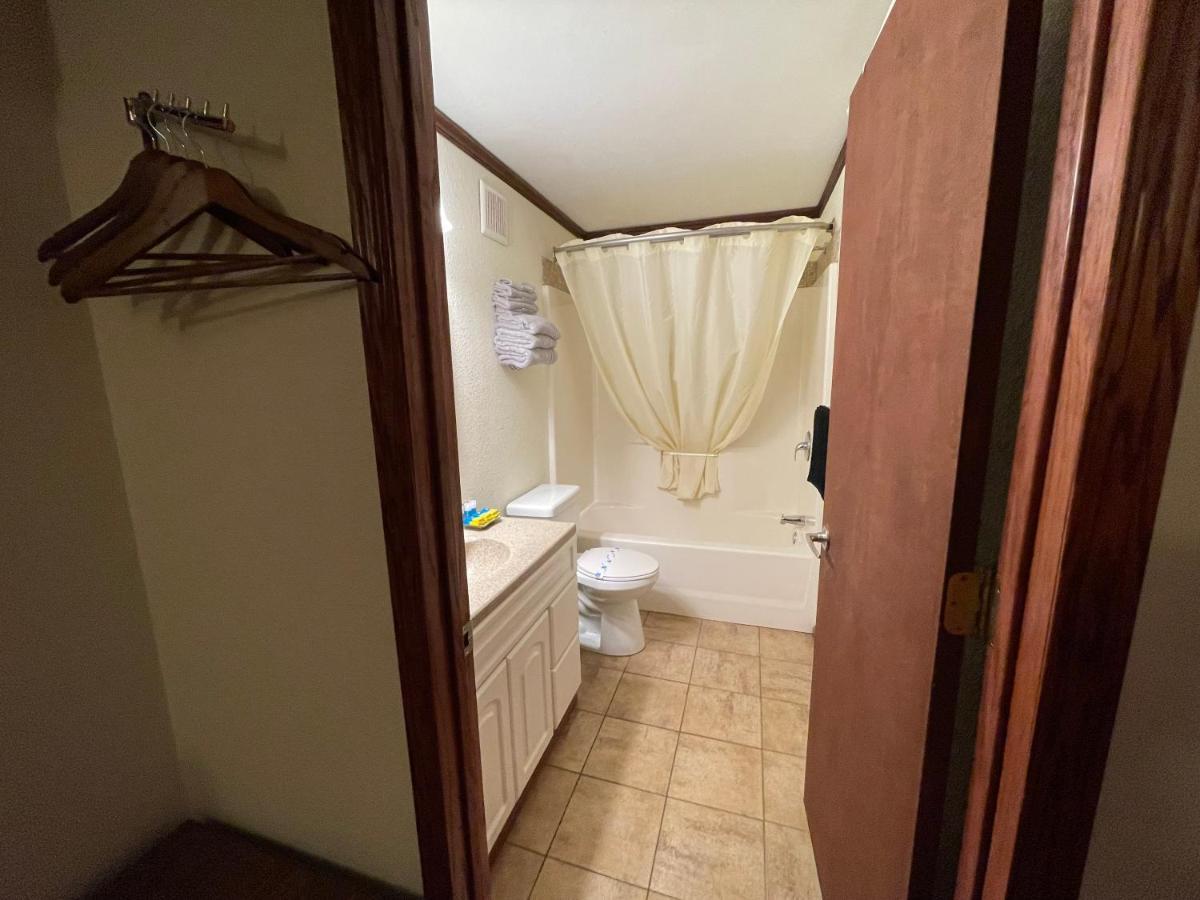 Highland Court Motel Fairmont Bagian luar foto