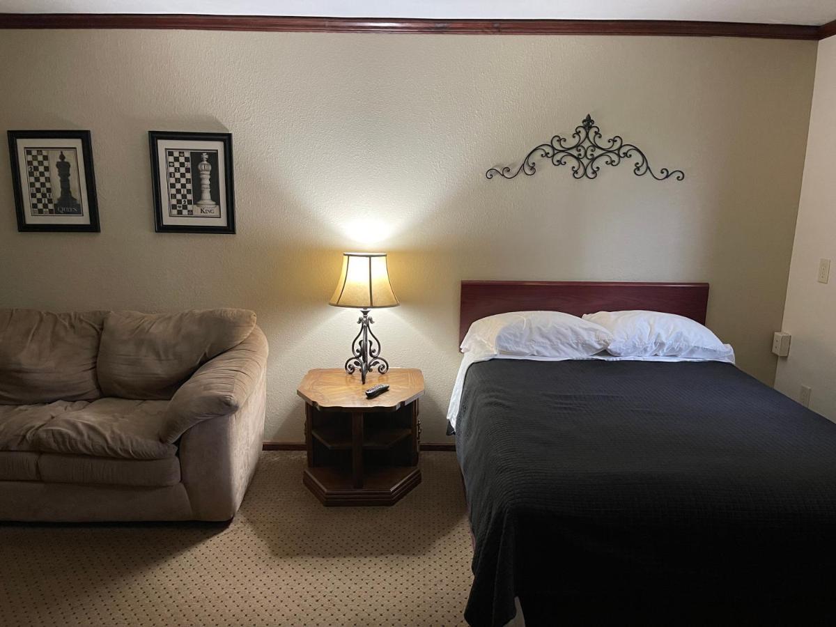 Highland Court Motel Fairmont Bagian luar foto