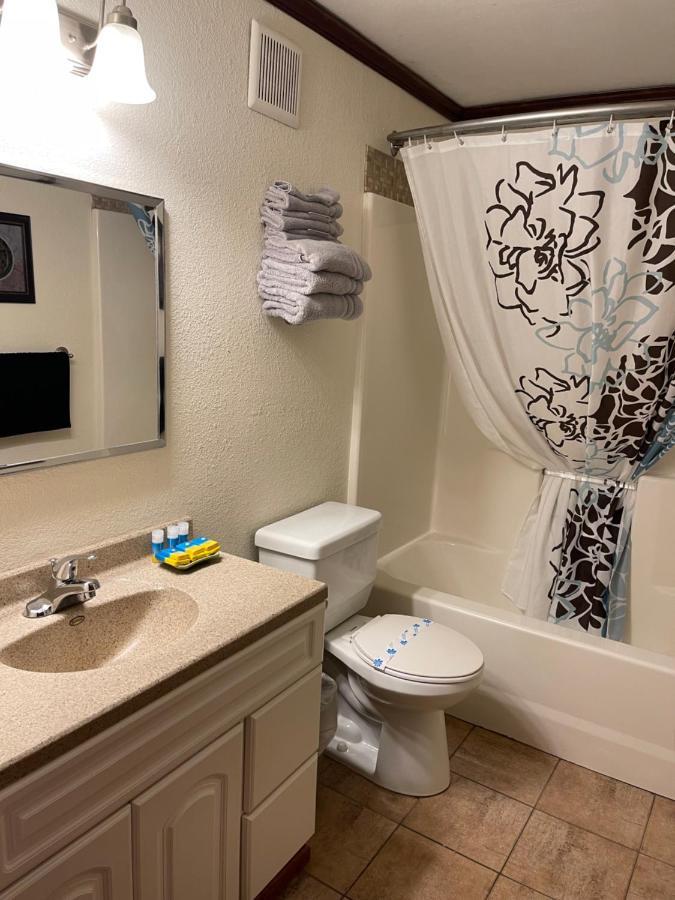 Highland Court Motel Fairmont Bagian luar foto