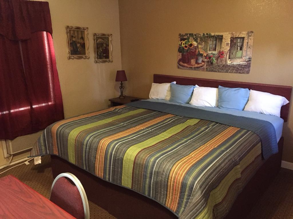 Highland Court Motel Fairmont Bagian luar foto