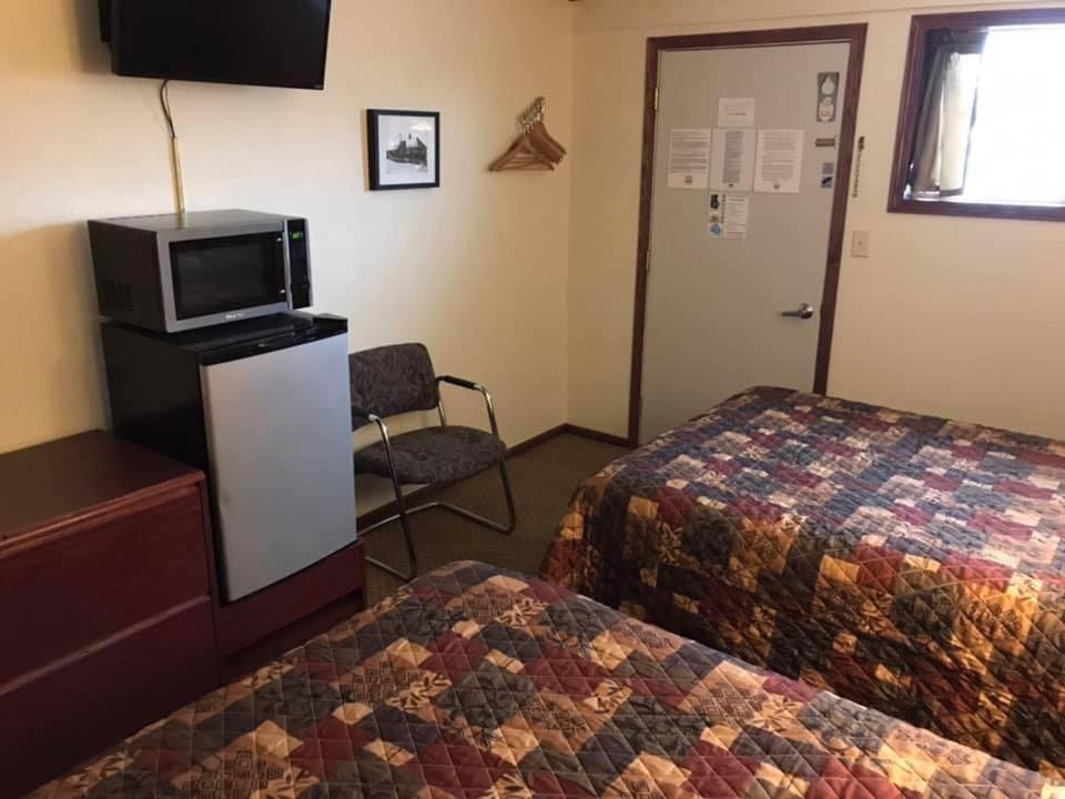 Highland Court Motel Fairmont Bagian luar foto